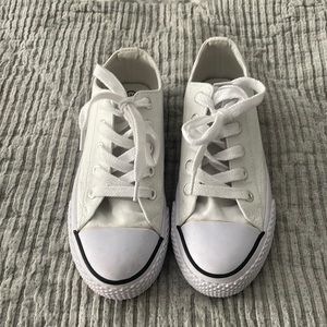 White canvas sneakers by Airwalk girls size 13.5